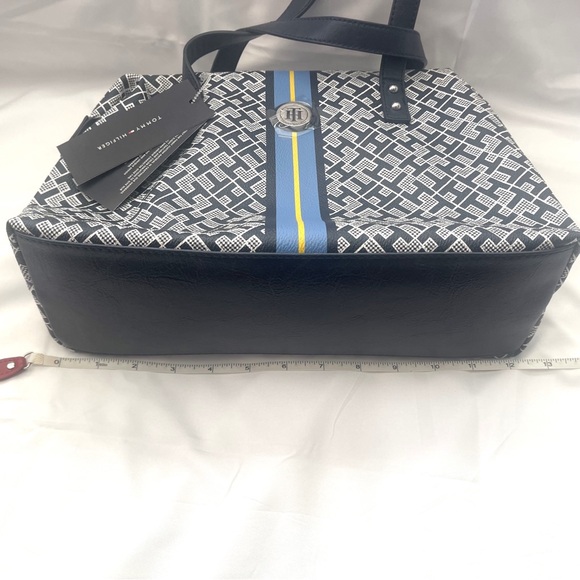 Tommy Hilfiger Satchel – Iconic Style & Practical Design - Picture 9 of 12